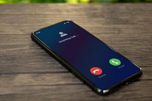 Làm sao để báo cuộc gọi khi đang nghe điện thoại trên iPhone?
