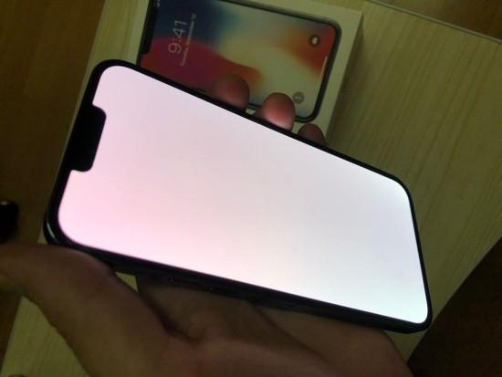 iPhone 13 Pro Max bị lỗi màn hình trắng, iFan phải làm sao?