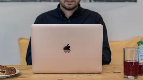 Loa Macbook bị rè, cách nào khắc phục đây nhỉ?