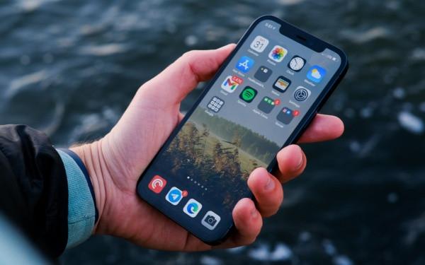 iPhone 12 để qua đêm bị tụt pin, sao thế nhỉ?
