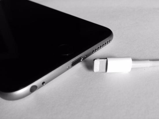 Làm gì khi iPhone 6 sạc pin không vào?