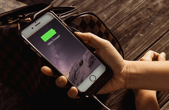 Điện thoại iPhone sạc đầy pin có tự ngắt không