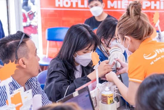 Khách ký tên lên linh kiện FASTCARE Khách ký tên lên linh kiện FASTCARE