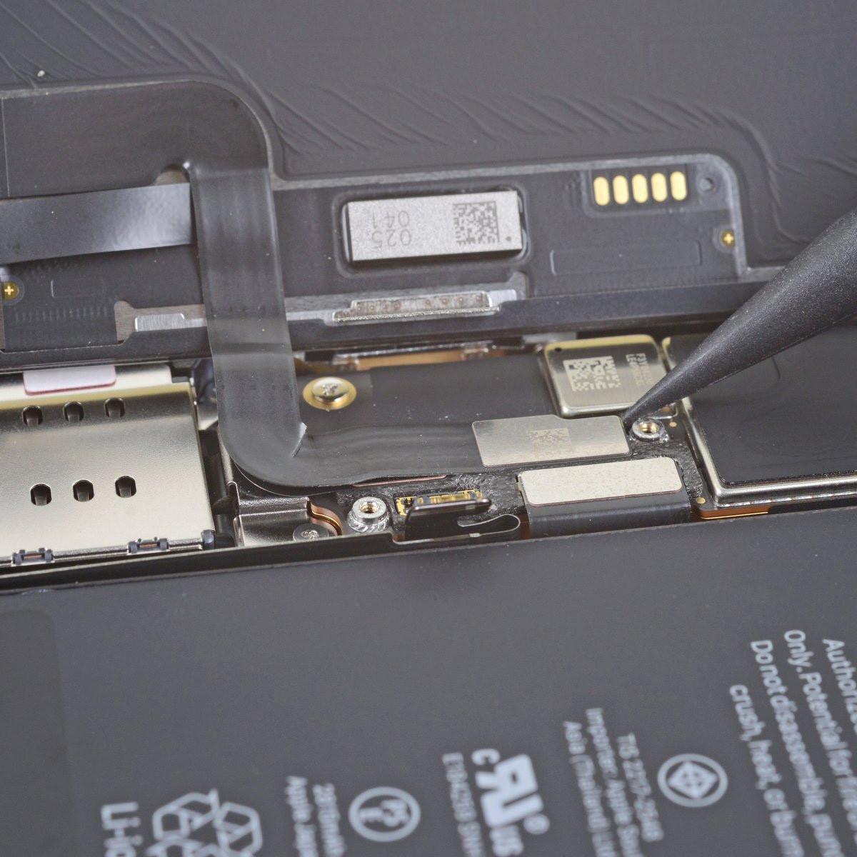 Ép cổ cáp màn hình iPhone 12