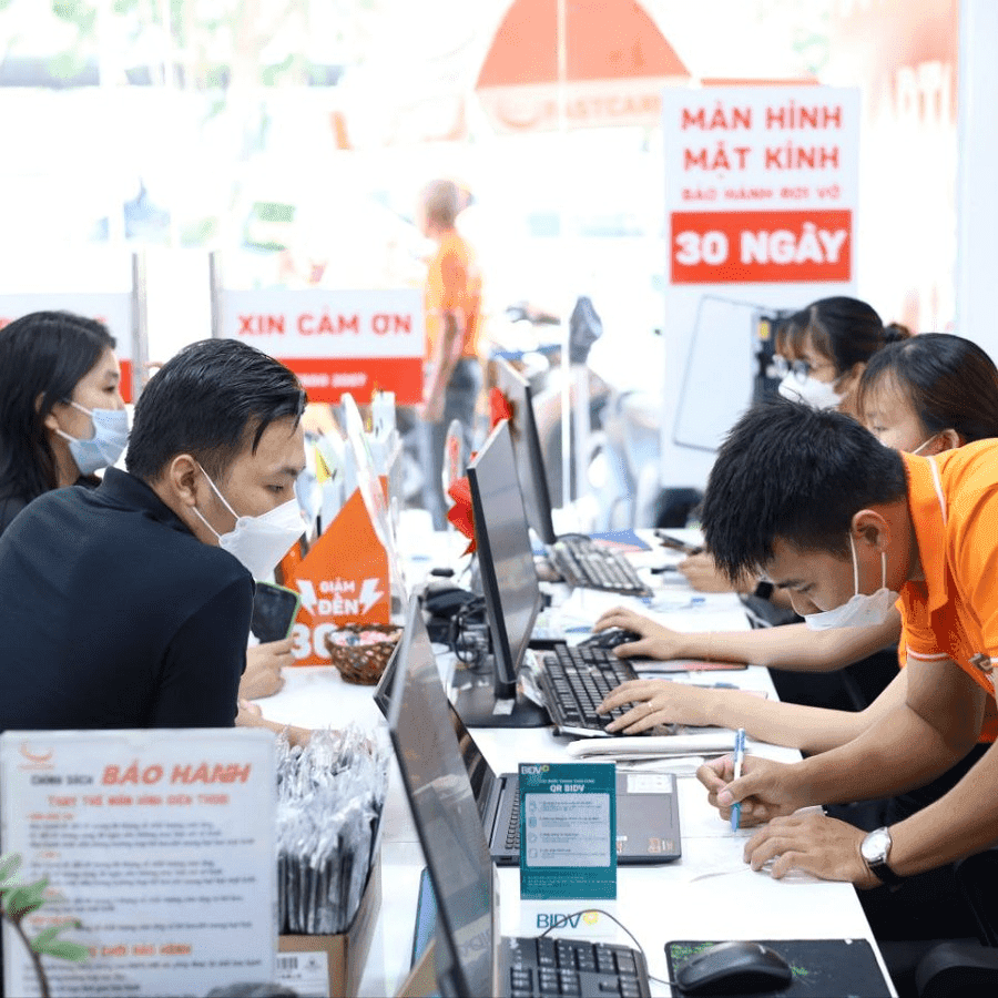 Khách hàng sửa chữa laptop tại FASTCARE