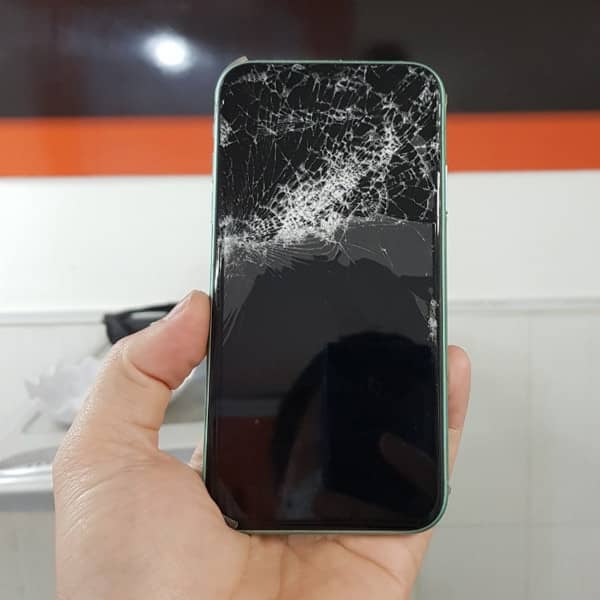 Điện thoại iPhone 11 bị bể màn hình Điện thoại iPhone 11 bị bể màn hình