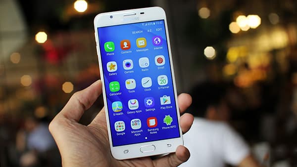 Phải làm sao khi màn hình Samsung J7 bị nhấp nháy?