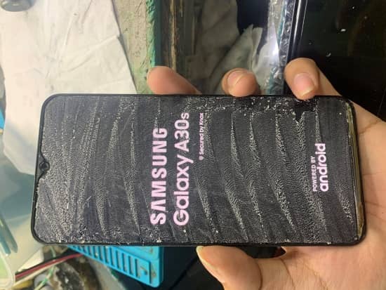Mặt kính Samsung A30s bị bể sẽ đem tới nhiều khó chịu Mặt kính Samsung A30s bị bể sẽ đem tới nhiều khó chịu