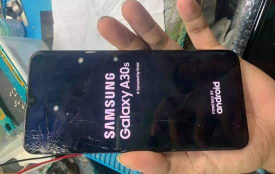 Samsung A30s bị bể mặt kính Samsung A30s bị bể mặt kính