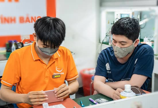 Kỹ thuật viên lành nghề tại FASTCARE Khách hàng quan sát trực tiếp