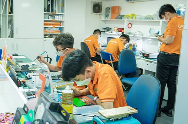 Kỹ thuật viên FASTCARE lành nghề Kỹ thuật viên FASTCARE lành nghề