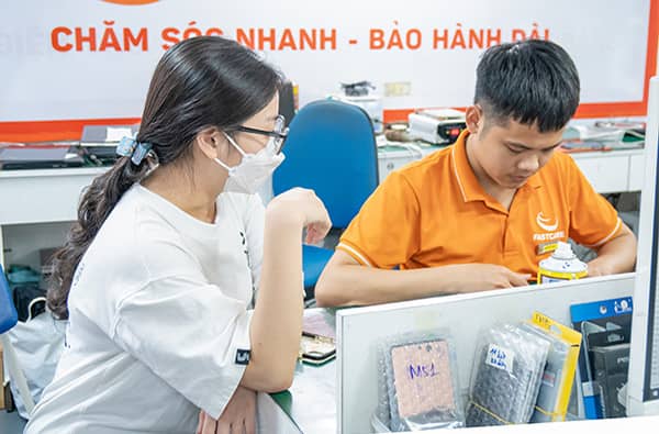 Khách xem trực tiếp quá trình thay chân sạc Xiaomi Redmi 12C Khách xem trực tiếp quá trình thay chân sạc Xiaomi Redmi 12C