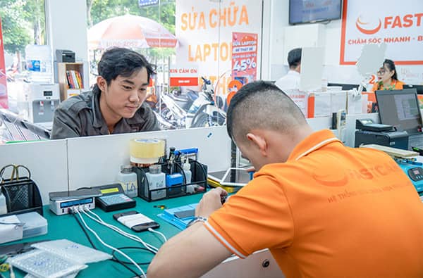 Khách hàng quan sát quá trình thay nắp lưng Samsung A40s Khách hàng quan sát quá trình thay nắp lưng Samsung A40s