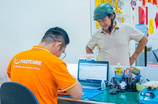 Khách hàng vô tư quan sát quá trình sửa Reno12 Khách hàng vô tư quan sát quá trình sửa Reno12