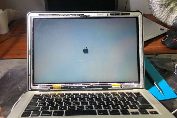 Màn hình MacBook bị ám hồng Màn hình MacBook bị ám hồng