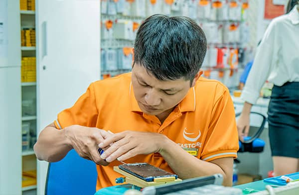 Quy trình thay camera trước Oppo Reno8 Z ở FASTCARE bước 2 Quy trình thay camera trước Oppo Reno8 Z ở FASTCARE bước 2
