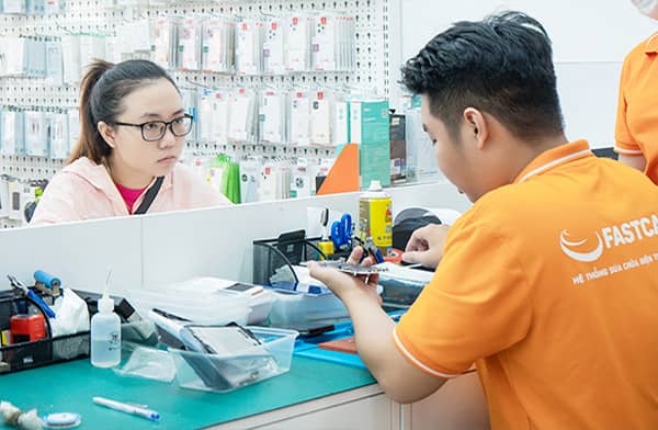 Trước khi thay chân sạc Trước khi thay chân sạc