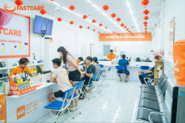 thuc-hu-trung-tam-thay-man-hinh-fastcare-co-lua-dao-hay-khong.jpg