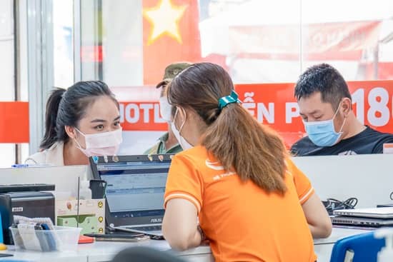 Khách hàng thay vỏ iPhone 12 tại FASTCARE Khách hàng thay vỏ iPhone 12 tại FASTCARE