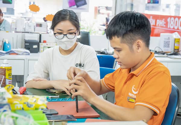 khach-hang-quan-sat-qua-trinh-thay-man-hinh-xiaomi-15-ultra-tai-fastcare-0-jpg.jpg