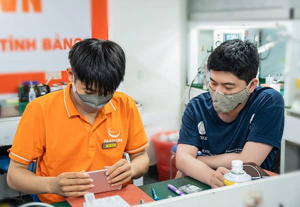 Khách hàng quan sát trực tiếp quá trình kỹ thuật viên sửa chữa tại FASTCARE Khách hàng quan sát trực tiếp quá trình kỹ thuật viên sửa chữa tại FASTCARE