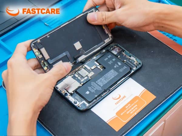 Quy trình thay màn hình iPhone 16 Plus tại FASTCARE Quy trình thay màn hình iPhone 16 Plus tại FASTCARE