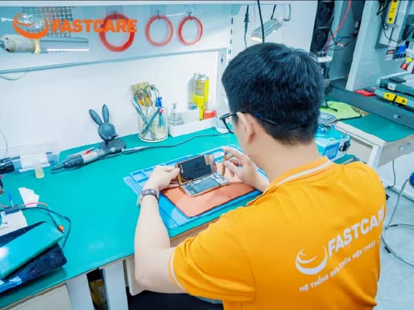 Quy trình thay màn hình iPhone 16 Pro loại UTECK tại FASTCARE Quy trình thay màn hình iPhone 16 Pro loại UTECK tại FASTCARE