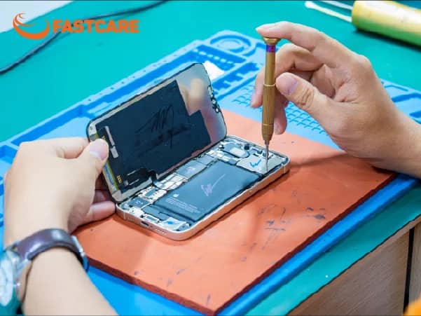 Quy trình thay màn hình iPhone 16 Pro loại UTECK Pro tại FASTCARE Quy trình thay màn hình iPhone 16 Pro loại UTECK Pro tại FASTCARE
